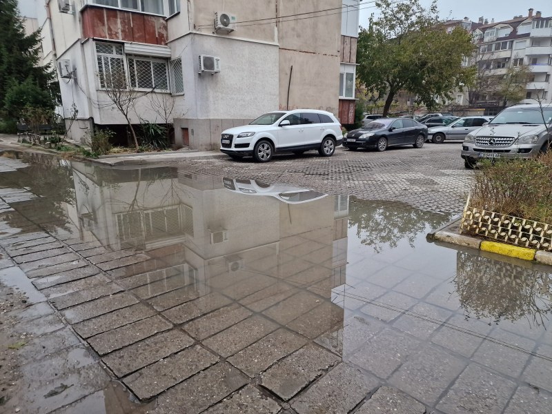 Миризлива ситуация в Пловдив: Шахта връща фекални води СНИМКИ