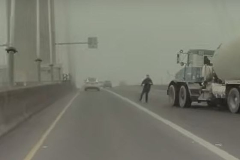 На косъм! Камион едва не прегази шофьор на пътя ВИДЕО