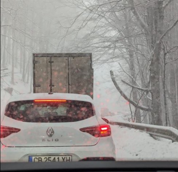Изненадал или не, снегът на прохода Петрохан“, е факт. Снежна