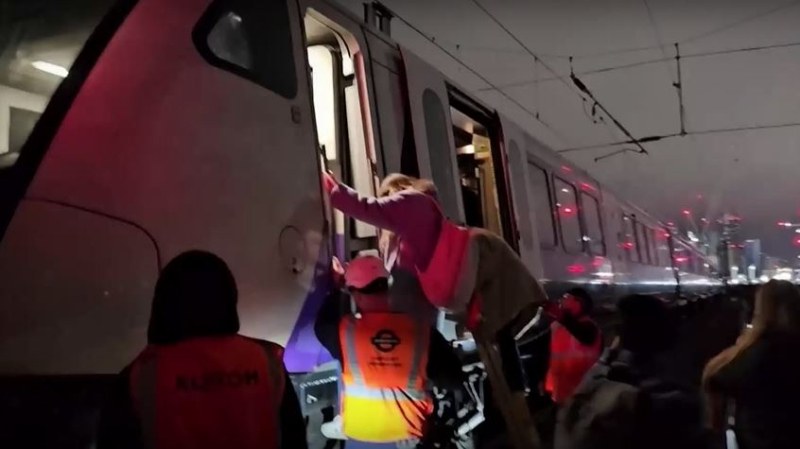 Авария блокира пътници в метрото в Лондон
