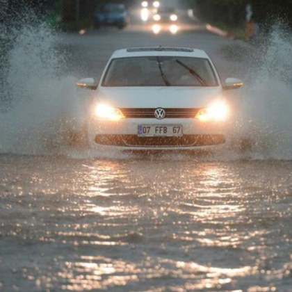 Проливни дъждове предизвикаха наводнение в средиземноморския турски окръг Анталия Потопени под