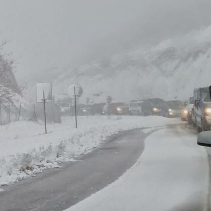 Обилен снеговалеж има на територията на пограничната община Кирково каза