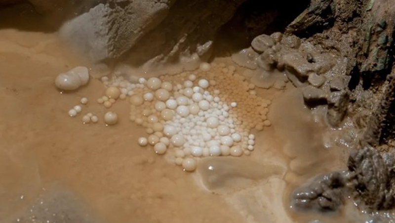 Перли с размерите на топка за тенис са скрити в най-голямата пещера на планетата ВИДЕО