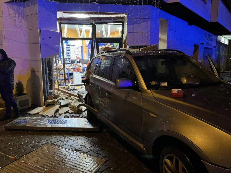 Подробности за инцидента с джип, врязал се в магазин в София