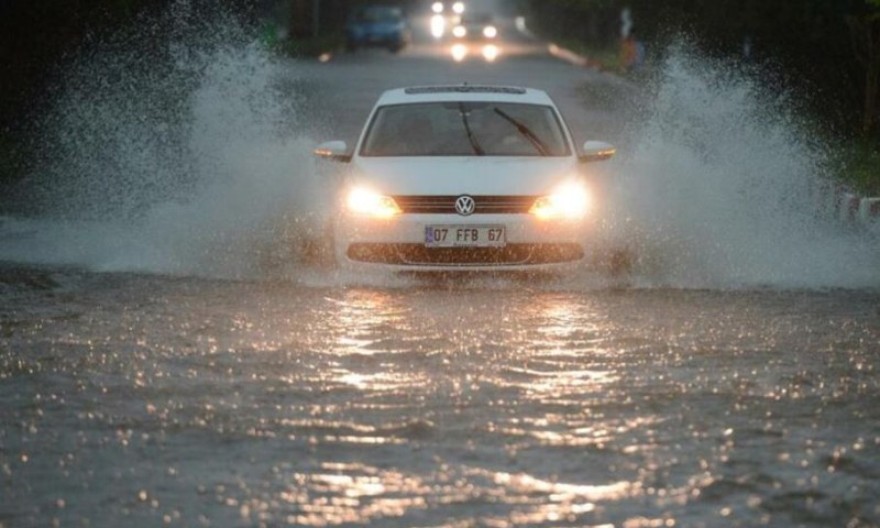 Проливни дъждове предизвикаха наводнение в средиземноморския турски окръг Анталия. Потопени под