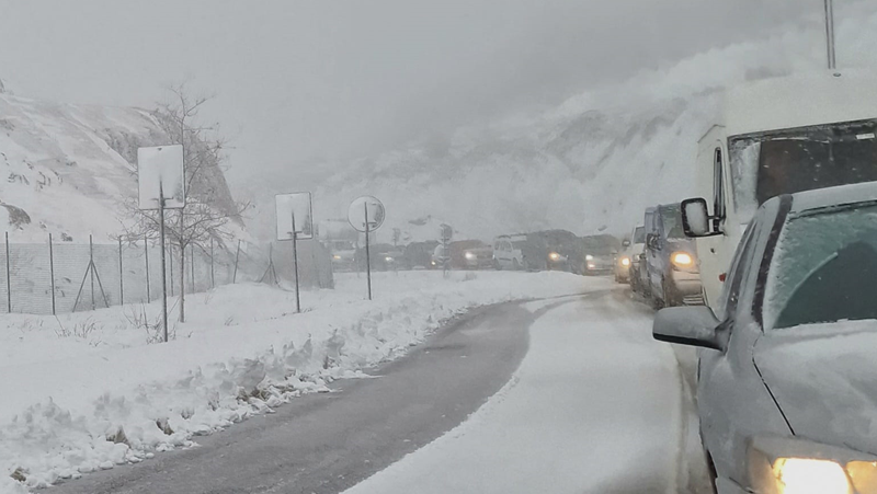 Обилен снеговалеж има на територията на пограничната община Кирково, каза