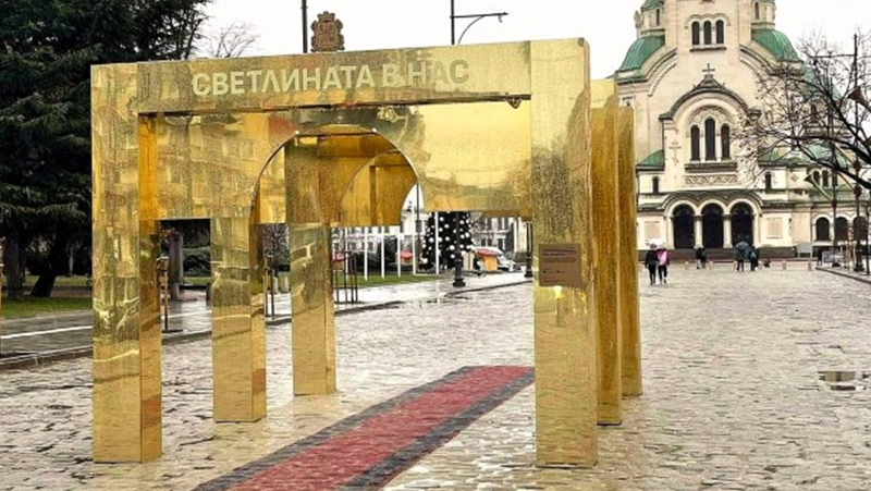 Столичната община маха златната арка пред храм 