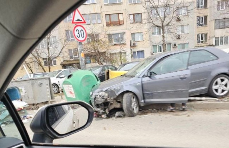 Лек автомобил катастрофира днес в столичния квартал Овча купел“. Кола