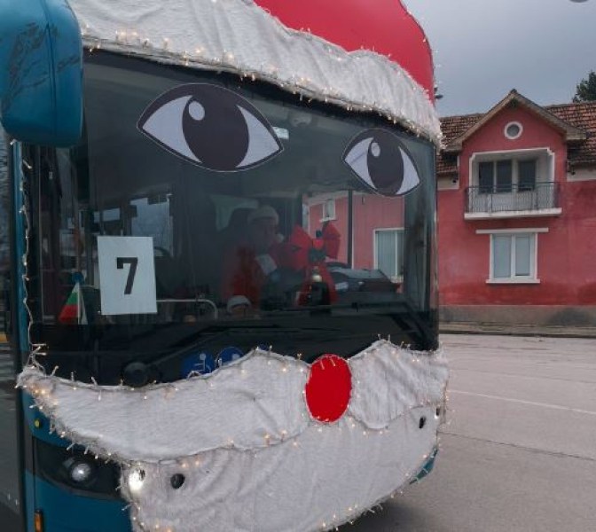 Коледно: Автобус от градския транспорт зарадва деца и възрастни