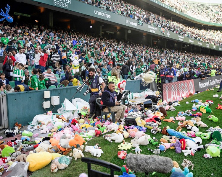 Феновете на Бетис впечатлиха: Стотици детски играчки полетяха към терена