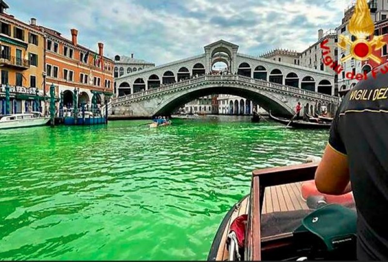 Изсипаха боя в прочутия Канале Гранде във Венеция