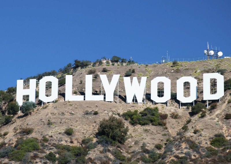 Легендарният надпис Холивуд навърши 100 години. 13-метровите букви се издигат