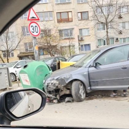 Лек автомобил катастрофира днес в столичния квартал Овча купел Кола