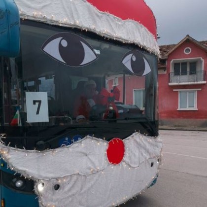 Украсен автобус от градския транспорт във Враца усмихна малки и