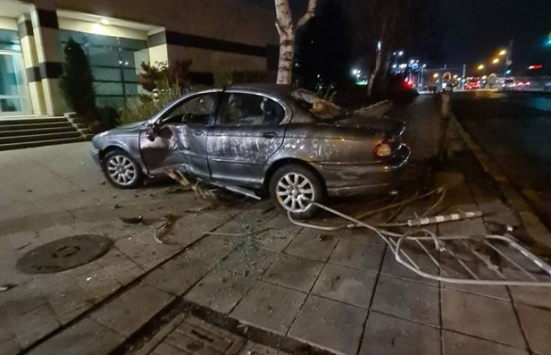 Среднощен инцидент в София, кола отнесе метални ограждения СНИМКА