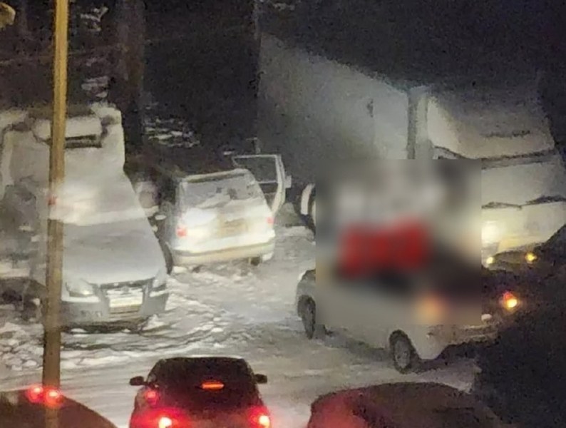 Голи замръзнали трупове на мъж и жена откриха в паркирана кола СНИМКИ
