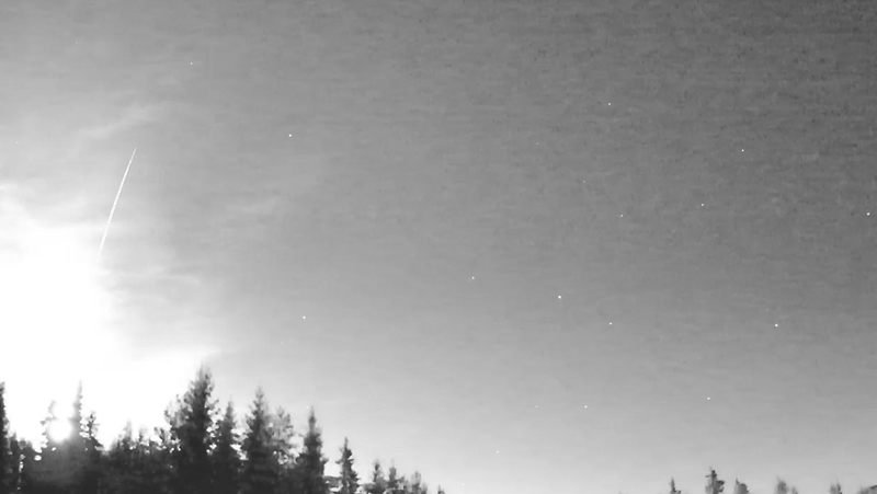 Метеор озари небето над България ВИДЕО