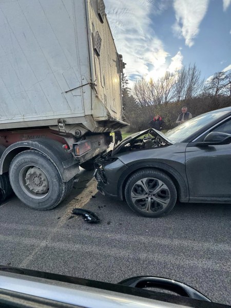 Камион и кола се блъснаха в София СНИМКИ