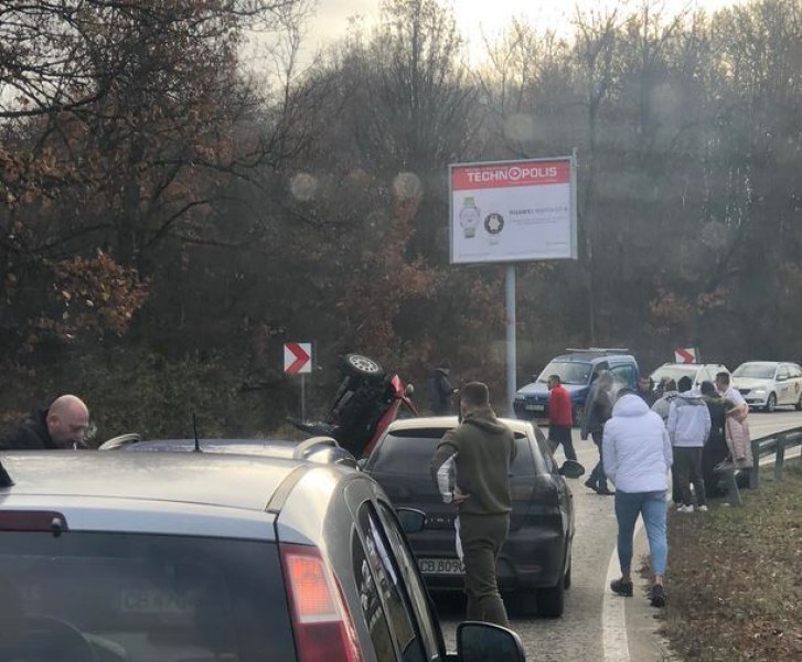 Кола се преобърна на оживен път СНИМКА
