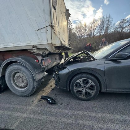 Пореден инцидент на пътя стана в София Камион и лек