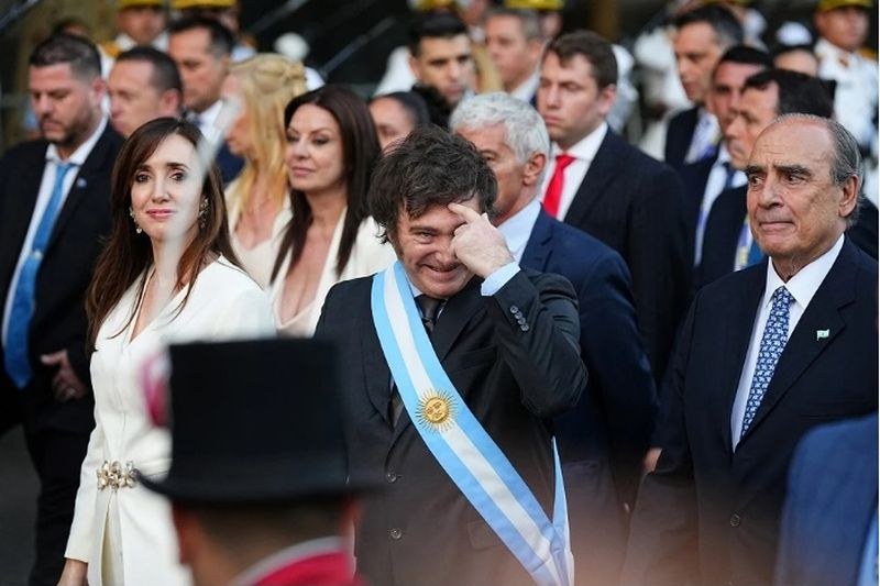 Стъклена бутилка беше хвърлена по новия президент на Аржентина Хавиер