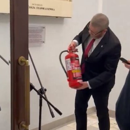 Шокираща сцена се разигра в парламента на Полша Депутат загаси