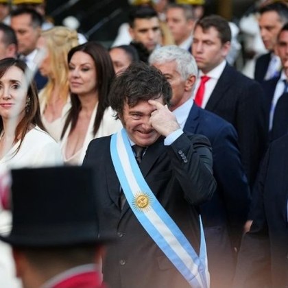 Стъклена бутилка беше хвърлена по новия президент на Аржентина Хавиер