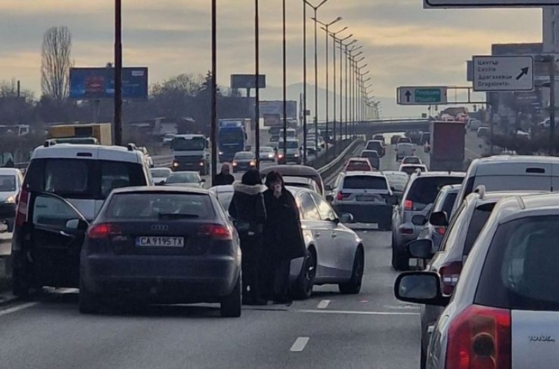 Верижна катастрофа на столичното Околовръстно СНИМКА