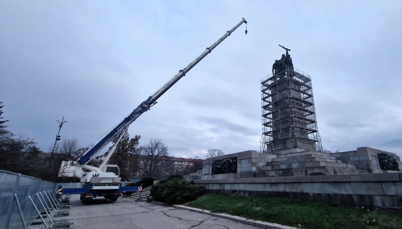 Започна подготовката за демонтаж на паметника на Съветската армия