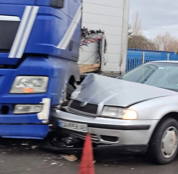 Камион и кола се сблъскаха на Околовръстното на София, пристигна линейка