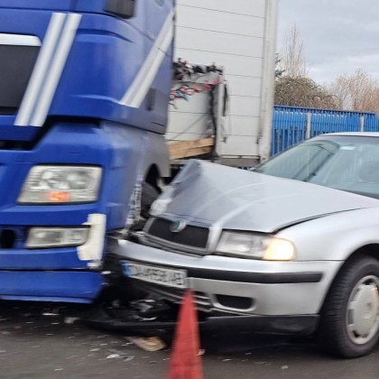 Камион и кола са се сблъскали на Околовръстното на София