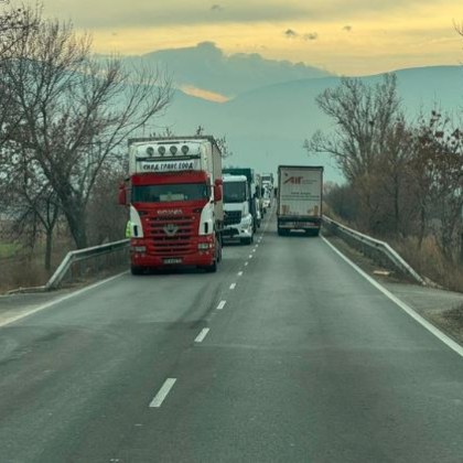 Пътен инцидент затруднява сериозно движението по Околовръстното на Пловдив За