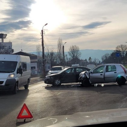 Меле в София! Удариха се две коли СНИМКА