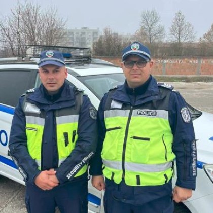 Полицаи спасиха мъж от задушаване при пожар