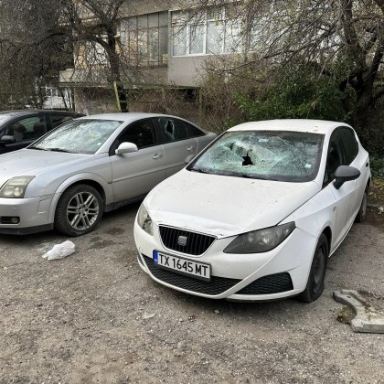 Помляха две коли във Варна! Отмъщение или война за паркоместа? СНИМКИ