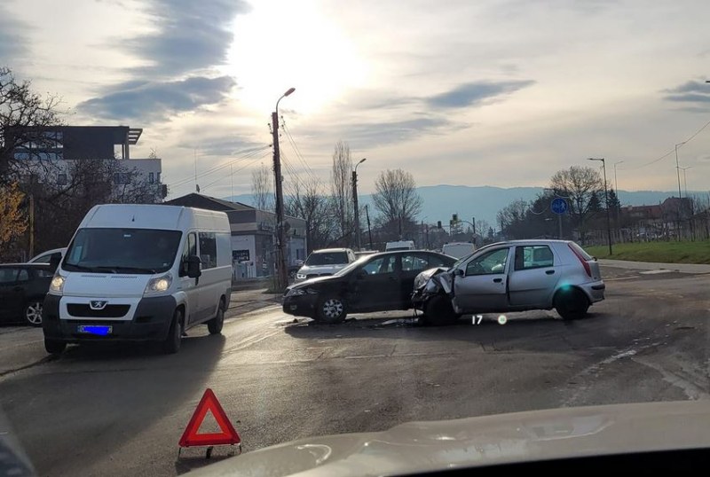 Меле в София! Удариха се две коли СНИМКА