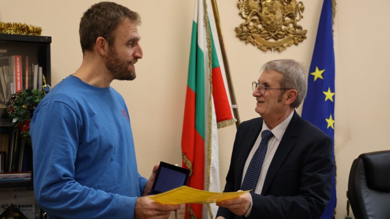 Министър Хинков връчи отличие на Лазар Радков и „Капачки за бъдеще