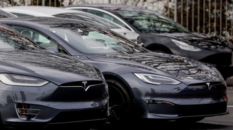 Снимка: Над 2 млн. коли от пазара в САЩ изтегли Tesla заради дефект