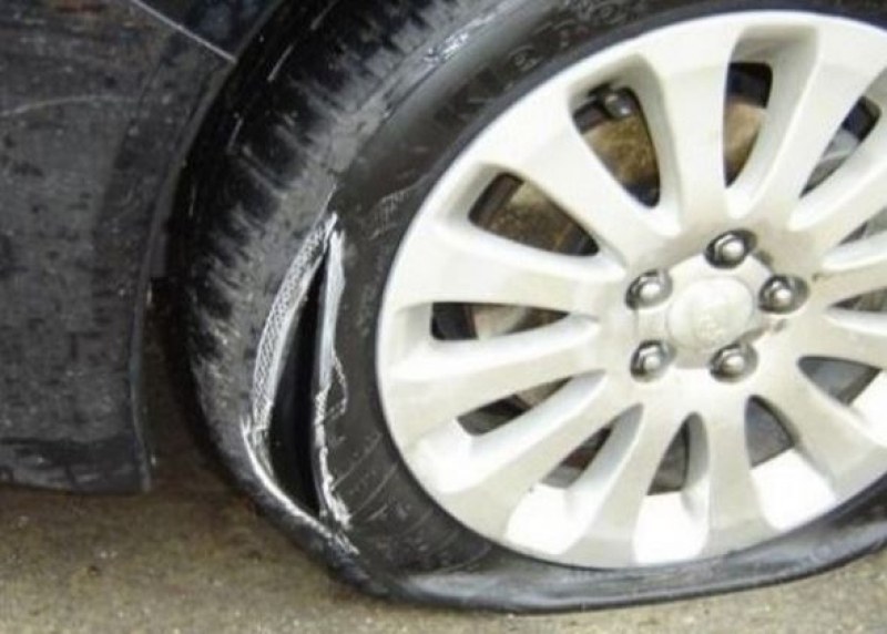 Нарязаха гумите на много коли в центъра на София