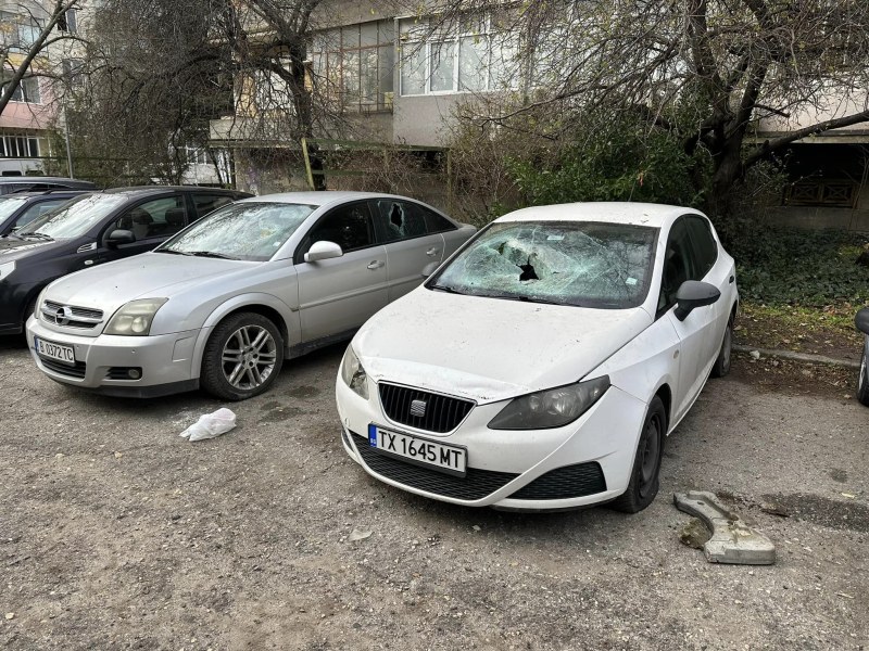 Помляха две коли във Варна! Отмъщение или война за паркоместа? СНИМКИ