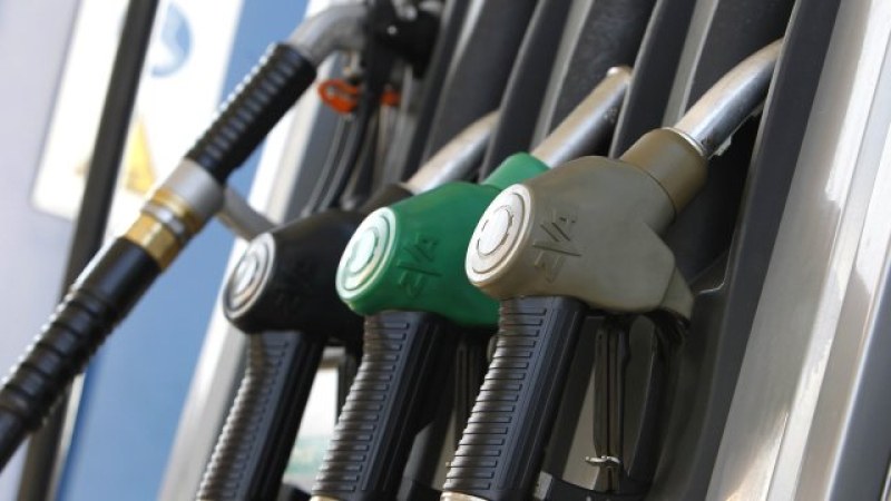Цената на бензина продължава да пада, като за последните три месеца най-масовият А95 е