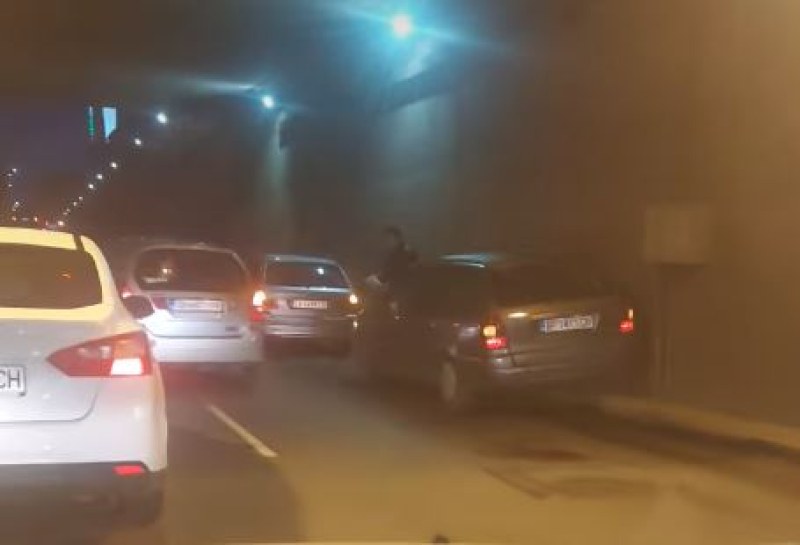 Две коли се блъснаха в тунел в София ВИДЕО