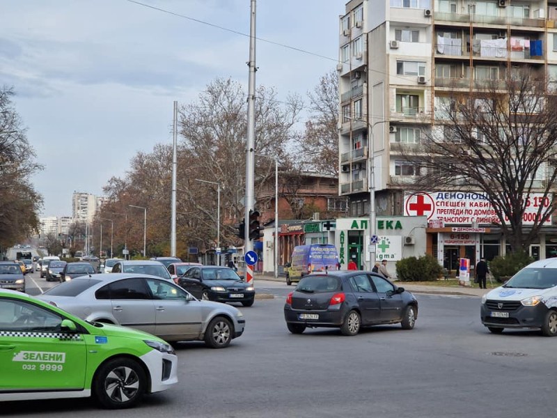 Хаос в Пловдив! Светофари не работят на възлово кръстовище СНИМКИ