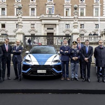 Lamborghini предостави на италианската магистрална полиция уникален Urus Performante който