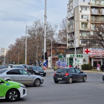 Хаос в Пловдив! Светофари не работят на възлово кръстовище СНИМКИ