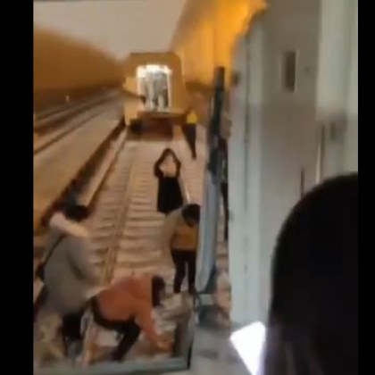 При инцидент в час пик в пекинското метро са били