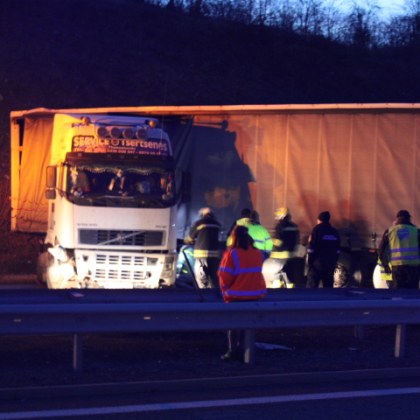Товарен автомобил шофиран от жена катастрофира на автомагистрала Струма край