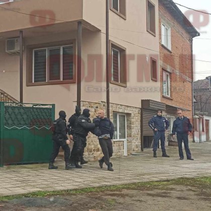 Зрелищен арест! Качулки задържаха бивш полицай  СНИМКИ