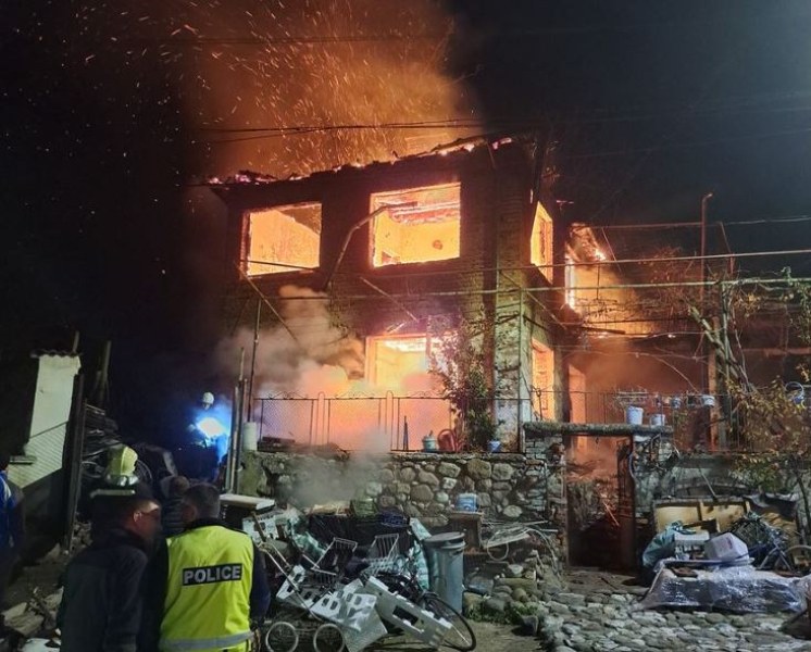 Пожар изпепели къщата на майка и син в Пазарджишко. Нека им помогнем!