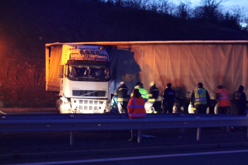 Товарен автомобил, шофиран от жена, катастрофира на автомагистрала Струма край